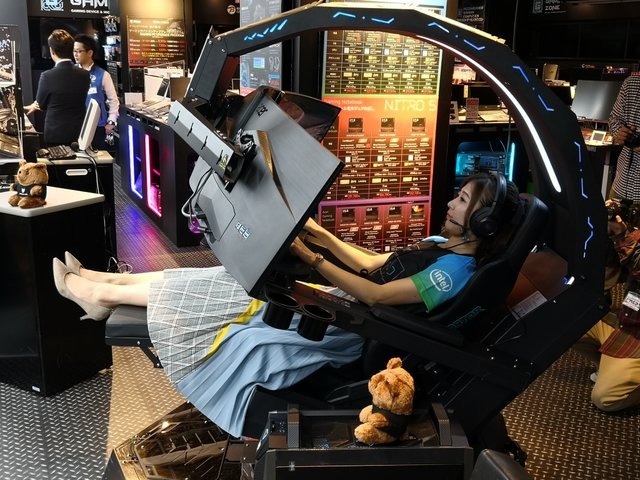 これが350万円で買える“圧倒的没入感”…！究極のゲーミングチェア