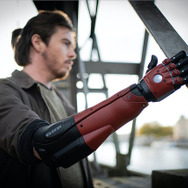 コナミが『メタルギアソリッド』テーマの義手カバーを海外向けに