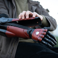 コナミが『メタルギアソリッド』テーマの義手カバーを海外向けに