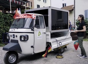 いつでもどこでもゲームイベント？海外発、巨大モニター付き改造小型3輪カー映像 画像