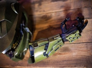 『HALO』『リーグ・オブ・レジェンド』テーマの“義手”が登場―各開発元が海外非営利団体の活動に参加 画像