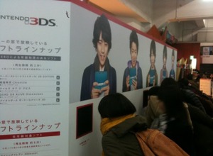 3DSラインナップを映像でチェックできるデモウォールが主要駅に登場 画像