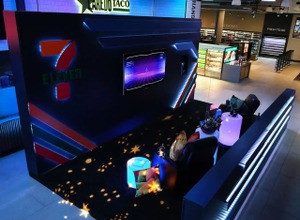 PS5をオールナイトでプレイし放題のレンタルラウンジ、米セブンイレブンの店舗内にオープン―ゲーマー向けの試験店舗 画像