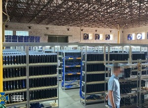 押収されたゲーム機は3800台!ズラリとPS4並ぶウクライナの仮想通貨マイニング工場が電気窃盗で摘発 画像