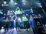 スズキ、格闘ゲーム世界大会「Evo」に協賛　日米仏3大会でコラボバイクも展示 画像
