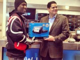 先頭のユーザーには米国任天堂社長が手渡し、Wii U北米発売を迎える 画像