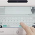 リビングでWii Uゲームパッドを持ちゾンビゲームに向かう青年。何度も立ち向かうも強力なゾンビを打ち破る方法は見つからず・・・。そこで別画面を開き、同じ敵に苦戦している他のプレイヤーのコメントを探す。それでも敢え無く殺されてしまい、意を決してゲームパッド