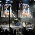 「CAPCOM CUP11」優勝直後、しゃがみ込む翔選手を励ますBlaz選手