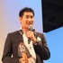 東京ゲームショウ2013のビジネスデイ1日目、グリー株式会社は「スマホアプリ必勝戦略！グリー・ポケラボ・セガネットワークスの世界戦の戦い方」と題したトークセッションを行いました。株式会社日経BPの品田英雄氏がモデレーターをつとめ、グリー株式会社の荒木英士氏