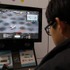 今年も韓国釜山市で開催中の韓国最大級のゲームショウG-STAR。オンラインゲームブース、スマフォ・タブレットゲームブースが多く並んでいる中、道行く人が足を止めているブースがありました。